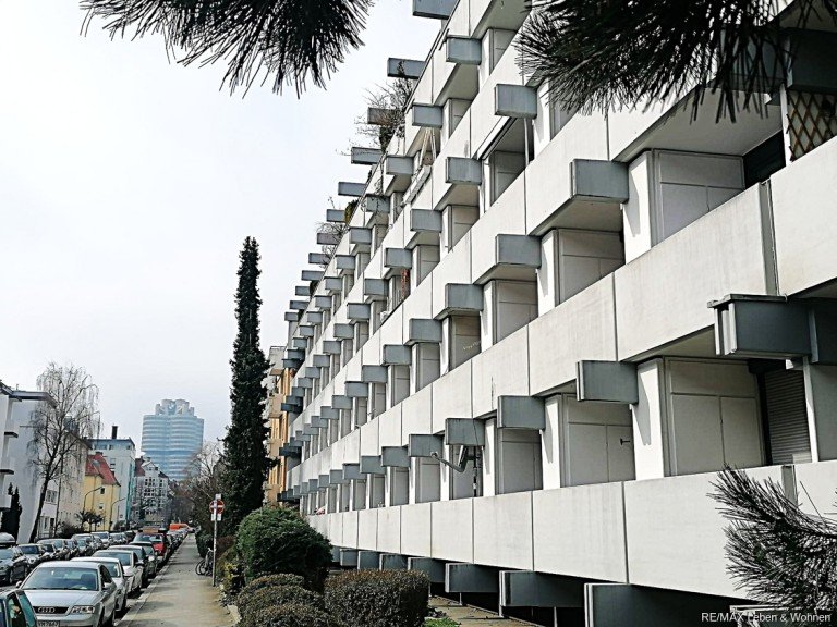 Blick auf BMW Turm Milbertshofen Etagenwohnung Teil-renoviertes und vermietetes 1 Zimmerappartement in Bestlage von Milbertshofen.