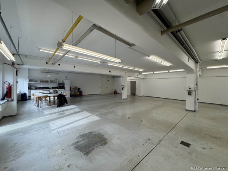 Halle Dachau - Landkreis Dachau Halle / Lager / Produktion Moderne Gewerbeeinheit f�r Firma EG / Produktion / B�ro / Einfahrt /